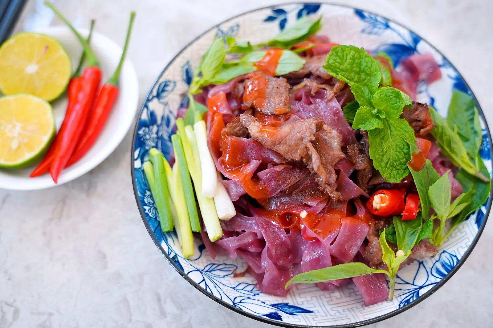 Bánh đa tím trộn rau củ